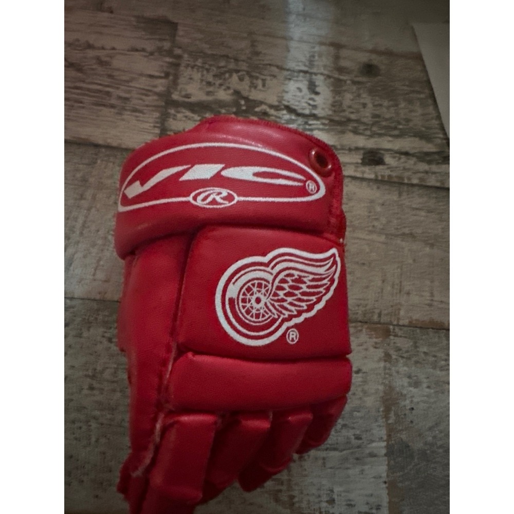 Vintage Detroit Red Wings VIC -Red NHL Hockey Logo VIC Contour Hockey Glove.